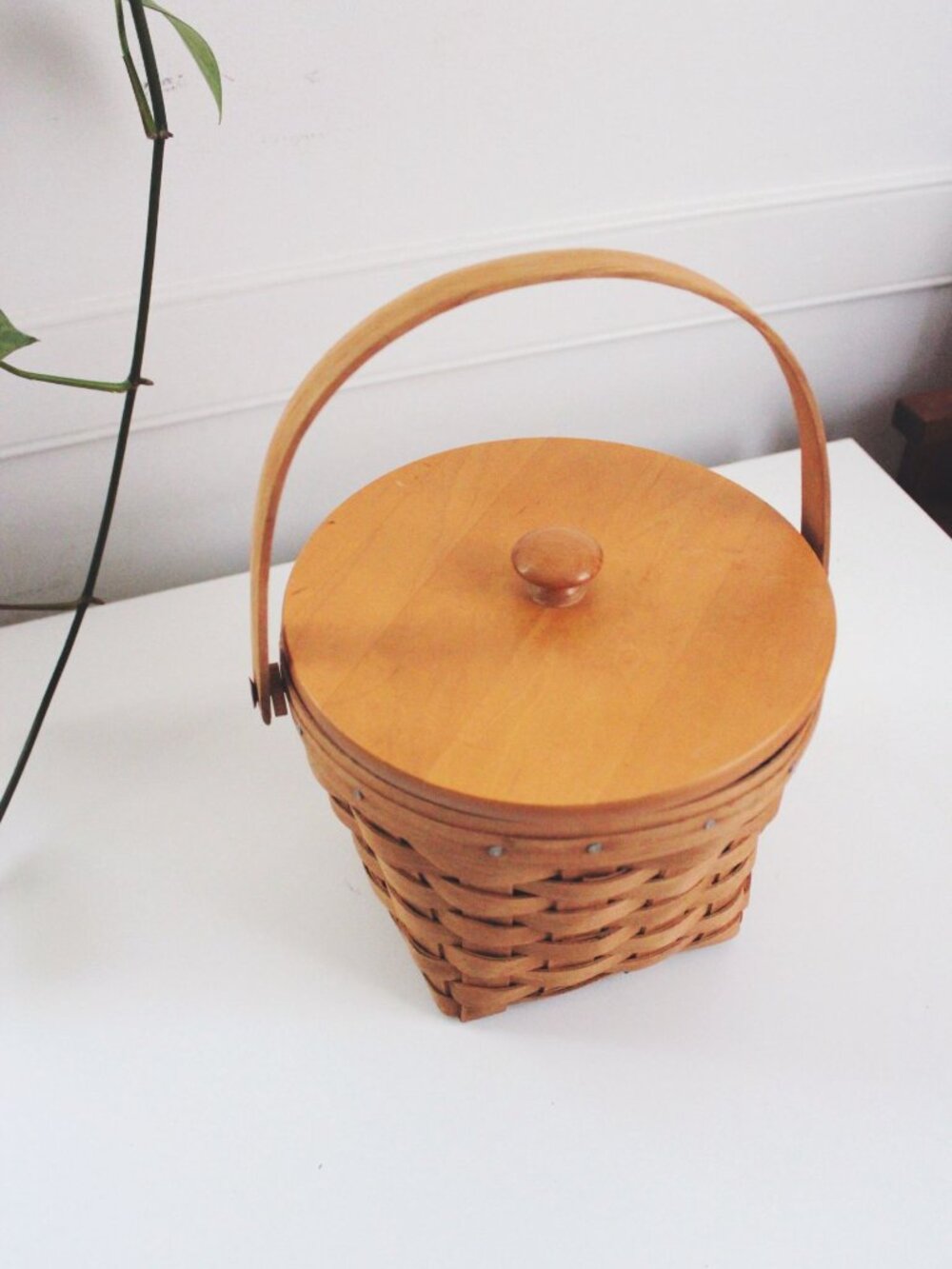 Vintage Longaberger Handwoven Basket With Wooden Lid & Handle Made In USA Signed - Picture 2 of 9